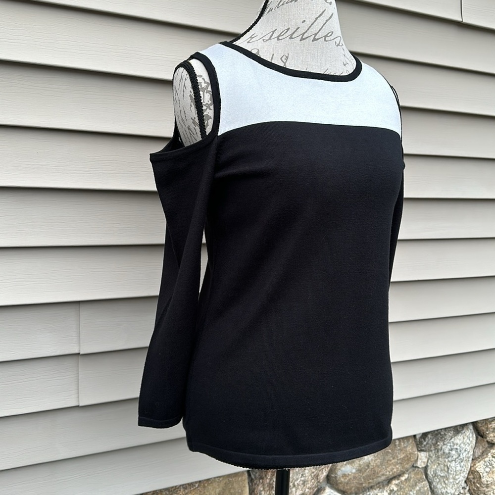 cable & gauge Cold Shoulder Black and Ivory Colorblock 3/4 Sleeve Sweater